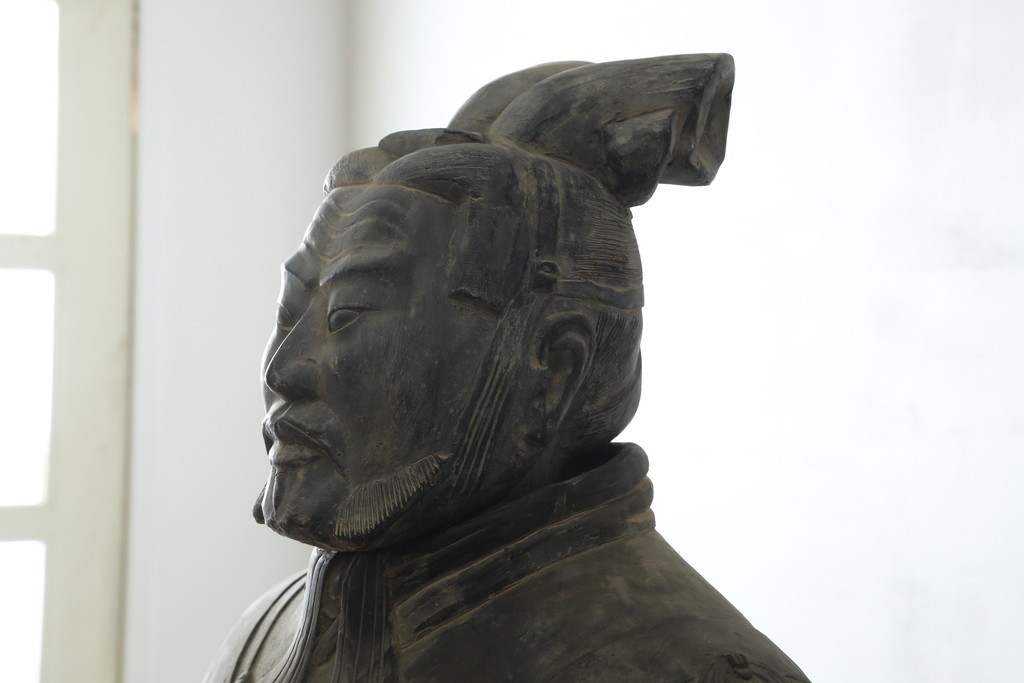 中国ヴィンテージ　特大!!　堂々とした立ち姿で威厳を感じさせる兵馬俑の像　(R-075812)