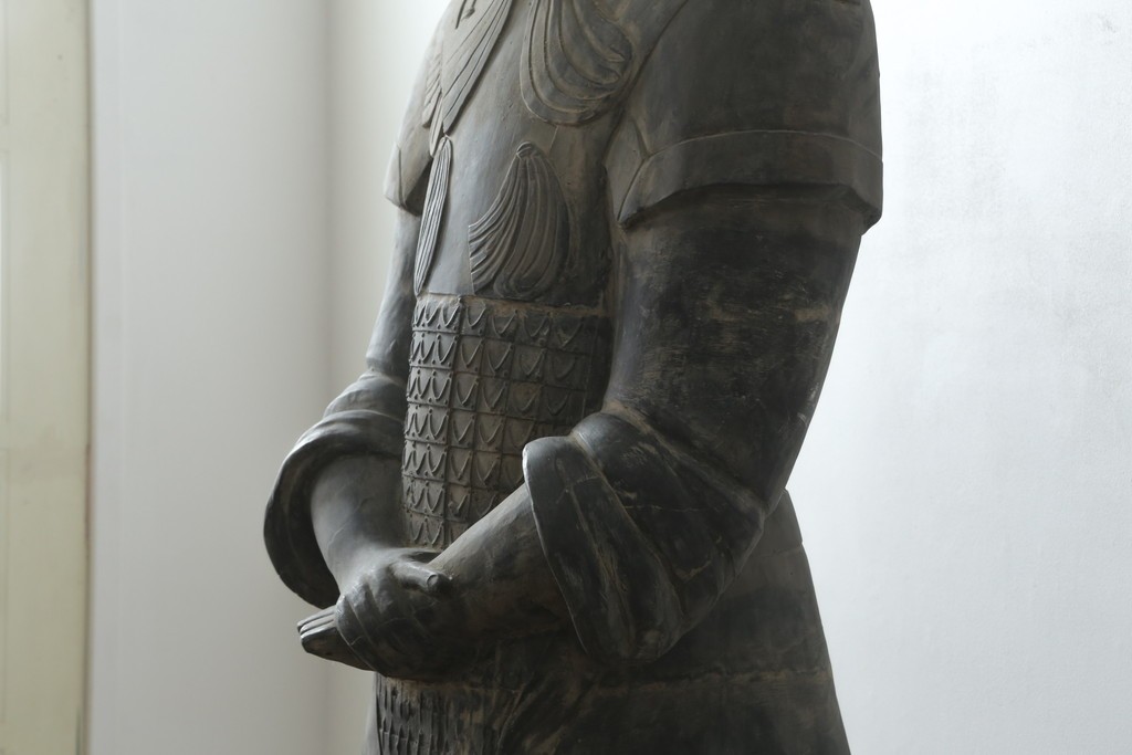 中国ヴィンテージ　特大!!　堂々とした立ち姿で威厳を感じさせる兵馬俑の像　(R-075812)