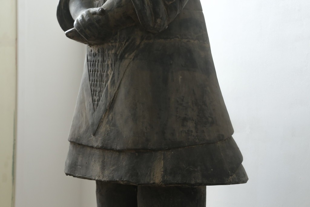 中国ヴィンテージ　特大!!　堂々とした立ち姿で威厳を感じさせる兵馬俑の像　(R-075812)