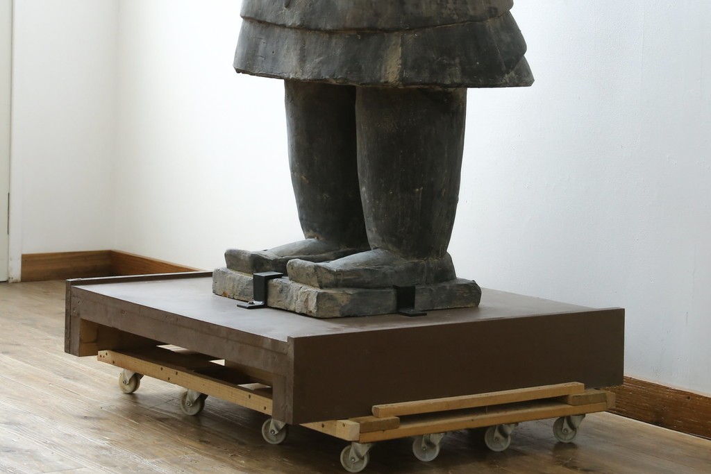 中国ヴィンテージ　特大!!　堂々とした立ち姿で威厳を感じさせる兵馬俑の像　(R-075812)