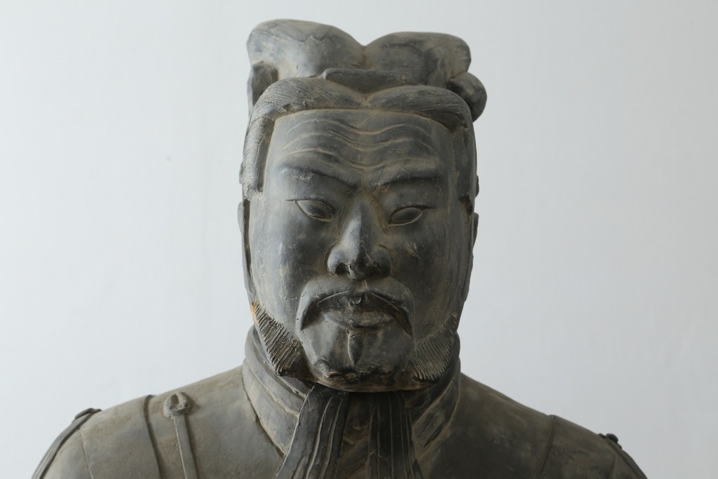 中国ヴィンテージ　特大!!　堂々とした立ち姿で威厳を感じさせる兵馬俑の像　(R-075812)