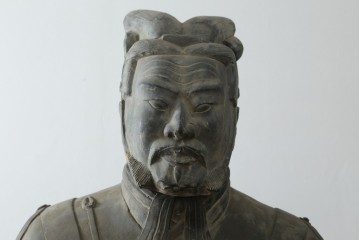 中国ヴィンテージ　特大!!　堂々とした立ち姿で威厳を感じさせる兵馬俑の像　(R-075812)