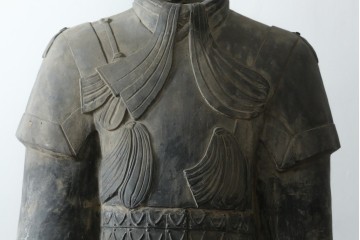 中国ヴィンテージ　特大!!　堂々とした立ち姿で威厳を感じさせる兵馬俑の像　(R-075812)