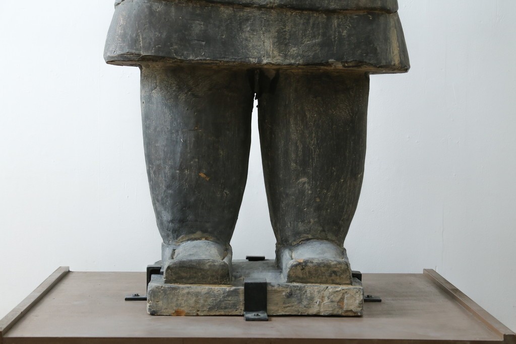 中国ヴィンテージ　特大!!　堂々とした立ち姿で威厳を感じさせる兵馬俑の像　(R-075812)