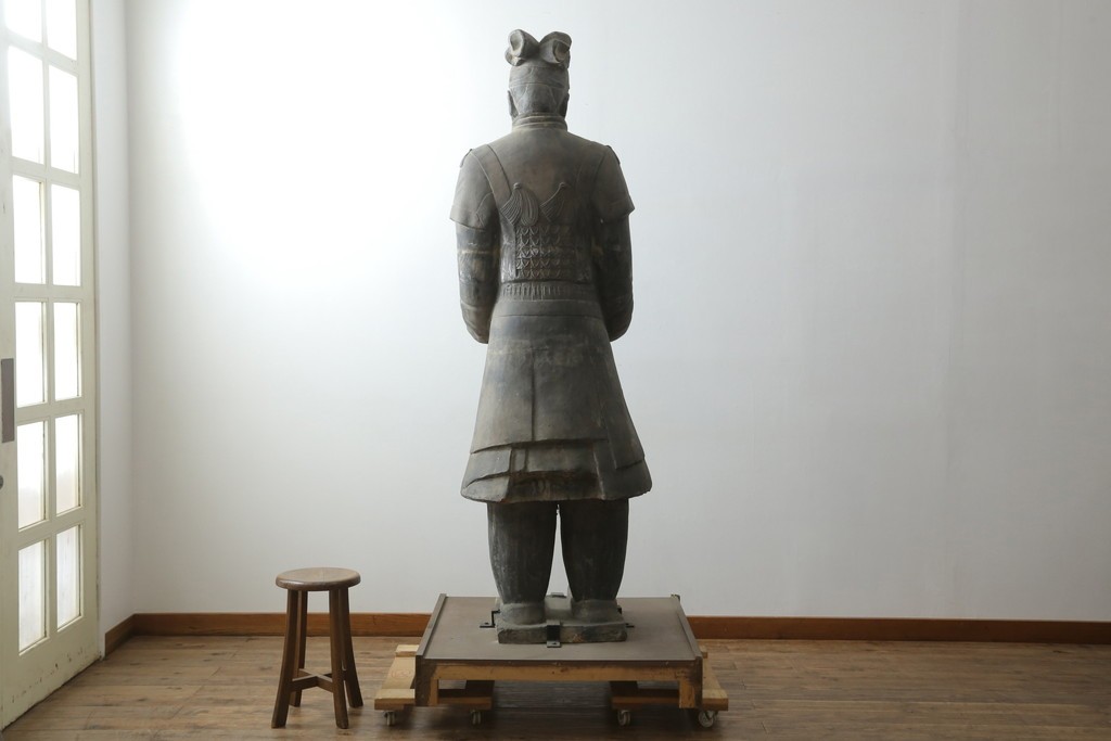 中国ヴィンテージ　特大!!　堂々とした立ち姿で威厳を感じさせる兵馬俑の像　(R-075812)