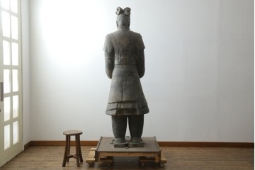 中国ヴィンテージ　特大!!　堂々とした立ち姿で威厳を感じさせる兵馬俑の像　(R-075812)