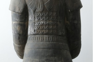 中国ヴィンテージ　特大!!　堂々とした立ち姿で威厳を感じさせる兵馬俑の像　(R-075812)