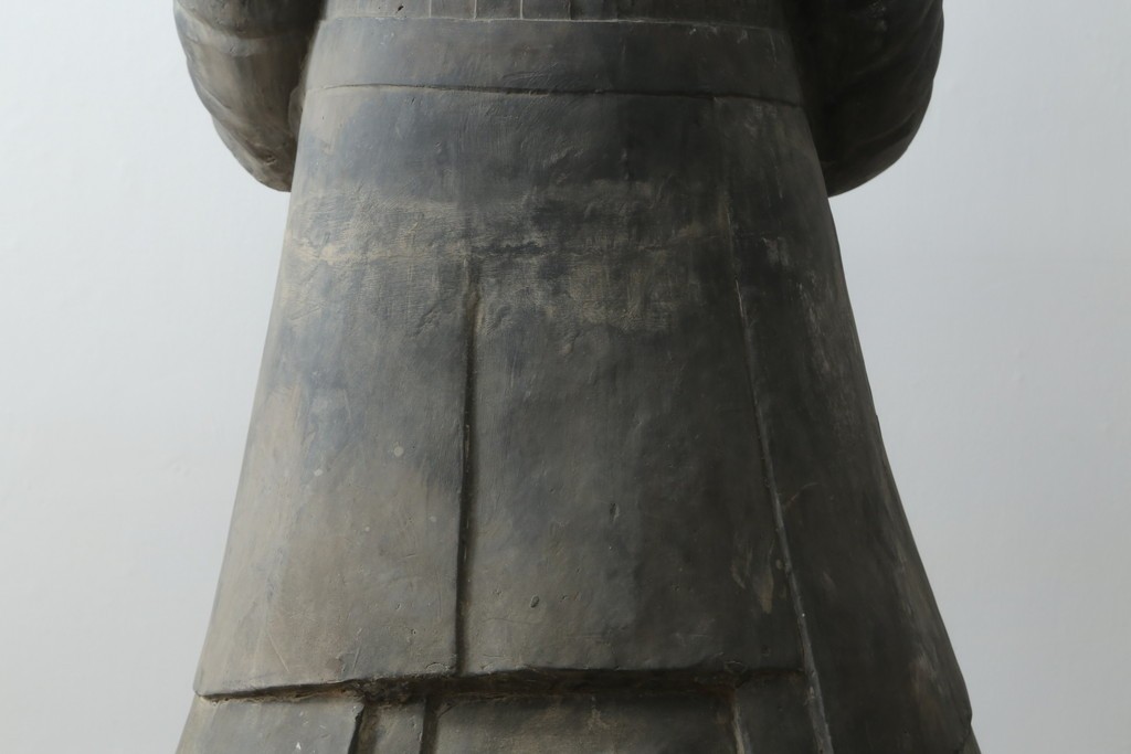 中国ヴィンテージ　特大!!　堂々とした立ち姿で威厳を感じさせる兵馬俑の像　(R-075812)