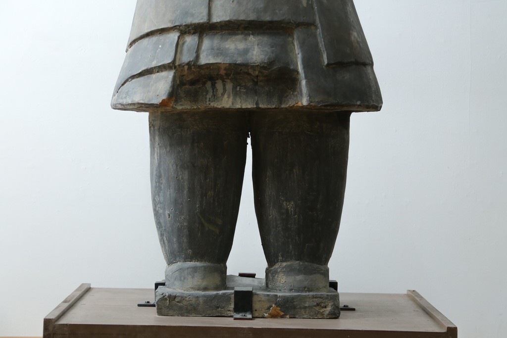 中国ヴィンテージ　特大!!　堂々とした立ち姿で威厳を感じさせる兵馬俑の像　(R-075812)