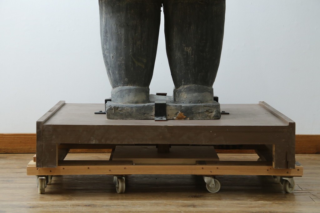 中国ヴィンテージ　特大!!　堂々とした立ち姿で威厳を感じさせる兵馬俑の像　(R-075812)