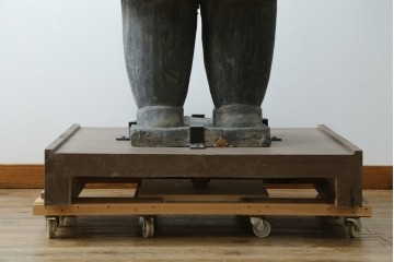 中国ヴィンテージ　特大!!　堂々とした立ち姿で威厳を感じさせる兵馬俑の像　(R-075812)