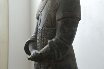 中国ビンテージ　特大!!  堂々とした立ち姿で威厳を感じさせる兵馬俑の象(焼物、オブジェ、将軍俑?、置物、ディスプレイ、店舗什器、ヴィンテージ)(R-075812)
