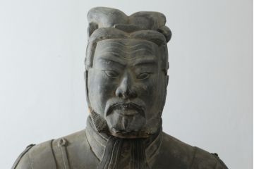 中国ビンテージ　特大!!  堂々とした立ち姿で威厳を感じさせる兵馬俑の象(焼物、オブジェ、将軍俑?、置物、ディスプレイ、店舗什器、ヴィンテージ)(R-075812)