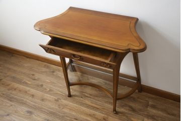 中古　美品　イタリア高級家具　メデア(Medea)　クラシカルな佇まいと特徴あるデザインが素敵なサイドテーブル(コンソールテーブル、花台、飾り台)(定価約35万円)(R-075824)
