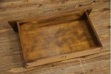 中古　美品　イタリア高級家具　メデア(Medea)　クラシカルな佇まいと特徴あるデザインが素敵なサイドテーブル(コンソールテーブル、花台、飾り台)(定価約35万円)(R-075824)