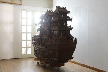 特大　唐木　木製　置いてあるだけで存在感がある!細かな所まで作りこまれた木製の船(隋?、皇帝、御座船?、将軍、オブジェ、置物、ディスプレイ、店舗什器)(R-075826)