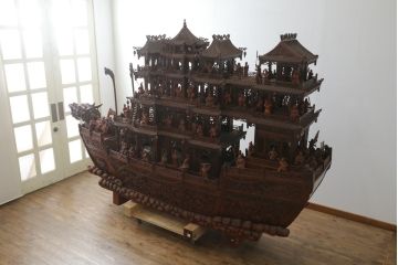 特大　唐木　木製　置いてあるだけで存在感がある!細かな所まで作りこまれた木製の船(隋?、皇帝、御座船?、将軍、オブジェ、置物、ディスプレイ、店舗什器)(R-075826)