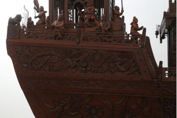 特大　唐木　木製　置いてあるだけで存在感がある!細かな所まで作りこまれた木製の船(隋?、皇帝、御座船?、将軍、オブジェ、置物、ディスプレイ、店舗什器)(R-075826)