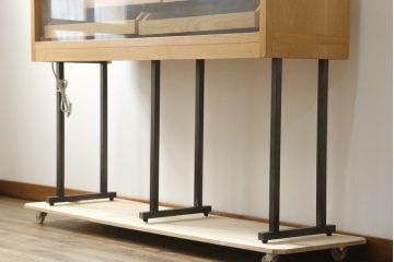 中古　オーク材　スタイリッシュな佇まいが魅力的な照明付きショーケース(ガラスケース、収納ケース、飾り棚、陳列棚、店舗什器)(R-075828)