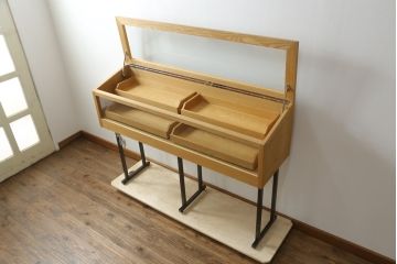 中古　オーク材　スタイリッシュな佇まいが魅力的な照明付きショーケース(ガラスケース、収納ケース、飾り棚、陳列棚、店舗什器)(R-075828)