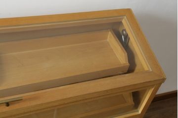 中古　オーク材　スタイリッシュな佇まいが魅力的な照明付きショーケース(ガラスケース、収納ケース、飾り棚、陳列棚、店舗什器)(R-075828)