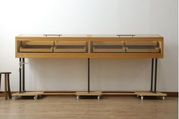 中古　オーク材　スタイリッシュな佇まいが魅力的な照明付きショーケース(ガラスケース、収納ケース、飾り棚、陳列棚、店舗什器)(R-075829)