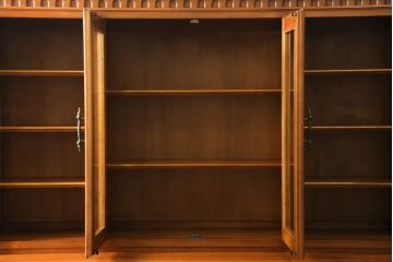 中古　美品　横浜クラシック家具　ダニエル(Daniel)　気品溢れる佇まいが美しいキャビネット(食器棚、収納棚、飾り棚、戸棚、カップボード)(R-075831)