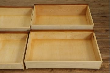 中古　美品　横浜クラシック家具　ダニエル(Daniel)　気品溢れる佇まいが美しいキャビネット(食器棚、収納棚、飾り棚、戸棚、カップボード)(R-075831)