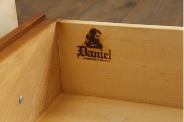中古　美品　横浜クラシック家具　ダニエル(Daniel)　気品溢れる佇まいが美しいキャビネット(食器棚、収納棚、飾り棚、戸棚、カップボード)(R-075831)