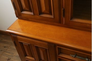 中古　美品　横浜クラシック家具　ダニエル(Daniel)　気品溢れる佇まいが美しいキャビネット(食器棚、収納棚、飾り棚、戸棚、カップボード)(R-075831)