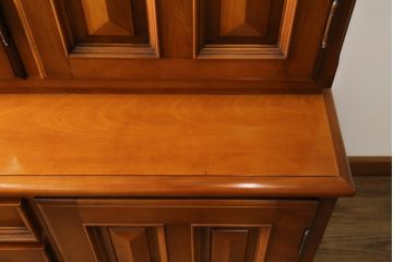 中古　美品　横浜クラシック家具　ダニエル(Daniel)　気品溢れる佇まいが美しいキャビネット(食器棚、収納棚、飾り棚、戸棚、カップボード)(R-075831)