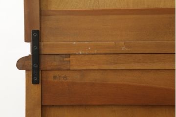 中古　美品　横浜クラシック家具　ダニエル(Daniel)　気品溢れる佇まいが美しいキャビネット(食器棚、収納棚、飾り棚、戸棚、カップボード)(R-075831)