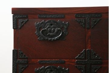 中古　美品　岩谷堂箪笥　深みのある色合いと重厚な金具が美しいサイドボード(和箪笥、収納たんす、整理タンス、サイドチェスト、引き出し)(R-075832)