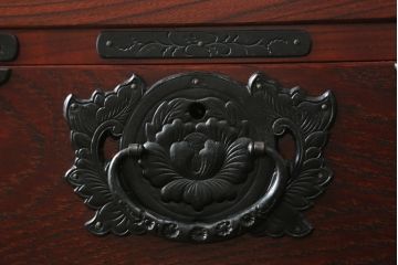 中古　美品　岩谷堂箪笥　深みのある色合いと重厚な金具が美しいサイドボード(和箪笥、収納たんす、整理タンス、サイドチェスト、引き出し)(R-075832)