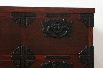 中古　美品　岩谷堂箪笥　深みのある色合いと重厚な金具が美しいサイドボード(和箪笥、収納たんす、整理タンス、サイドチェスト、引き出し)(R-075832)