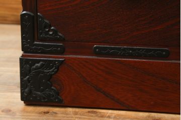 中古　美品　岩谷堂箪笥　深みのある色合いと重厚な金具が美しいサイドボード(和箪笥、収納たんす、整理タンス、サイドチェスト、引き出し)(R-075832)