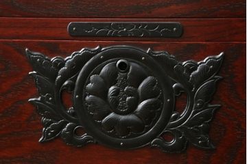 中古　美品　岩谷堂箪笥　深みのある色合いと重厚な金具が美しいサイドボード(和箪笥、収納たんす、整理タンス、サイドチェスト、引き出し)(R-075832)