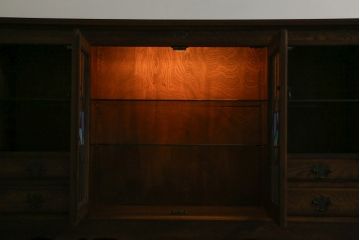 中古　美品　えぞ民芸家具　ステンドグラス入りの扉がアクセントになるサイドボード(収納棚、戸棚、サイドキャビネット、リビングボード)(R-075835)