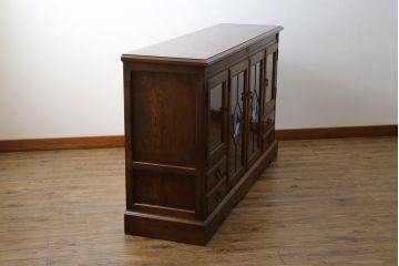 中古　美品　えぞ民芸家具　ステンドグラス入りの扉がアクセントになるサイドボード(収納棚、戸棚、サイドキャビネット、リビングボード)(R-075835)