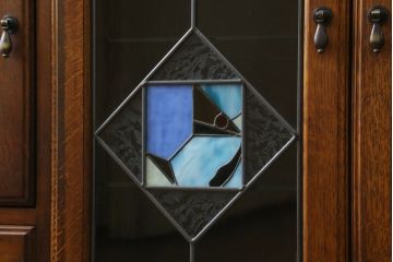 中古　美品　えぞ民芸家具　ステンドグラス入りの扉がアクセントになるサイドボード(収納棚、戸棚、サイドキャビネット、リビングボード)(R-075835)