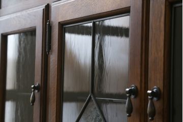 中古　美品　えぞ民芸家具　ステンドグラス入りの扉がアクセントになるサイドボード(収納棚、戸棚、サイドキャビネット、リビングボード)(R-075835)