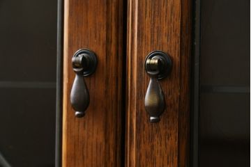 中古　美品　えぞ民芸家具　ステンドグラス入りの扉がアクセントになるサイドボード(収納棚、戸棚、サイドキャビネット、リビングボード)(R-075835)
