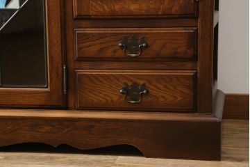 中古　美品　えぞ民芸家具　ステンドグラス入りの扉がアクセントになるサイドボード(収納棚、戸棚、サイドキャビネット、リビングボード)(R-075835)