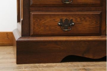 中古　美品　えぞ民芸家具　ステンドグラス入りの扉がアクセントになるサイドボード(収納棚、戸棚、サイドキャビネット、リビングボード)(R-075835)