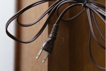 中古　美品　えぞ民芸家具　ステンドグラス入りの扉がアクセントになるサイドボード(収納棚、戸棚、サイドキャビネット、リビングボード)(R-075835)