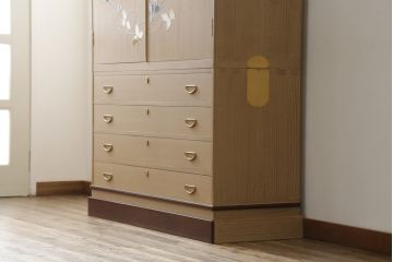 中古　高級品!!　蒔絵入り　上品な佇まいで和の空間を引き立てる総桐箪笥(並厚、総桐たんす、衣装箪笥、着物箪笥、収納タンス、和タンス、引き出し)(定価約230万円)(R-075838)