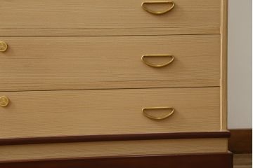 中古　高級品!!　蒔絵入り　上品な佇まいで和の空間を引き立てる総桐箪笥(並厚、総桐たんす、衣装箪笥、着物箪笥、収納タンス、和タンス、引き出し)(定価約230万円)(R-075838)
