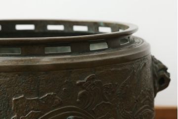 昭和初期　上手物　御鋳物師 塩原　約25kg　細やかな意匠が施された存在感のある古銅火鉢(手あぶり、鉢カバー)(R-075839)