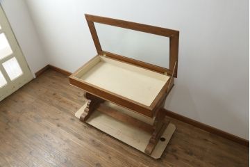 イギリスビンテージ　パイン材　しっかりした脚のデザインが個性的なショーケース(ガラスケース、ディスプレイケース、飾り棚、店舗什器、英国、ヴィンテージ)(R-075843)