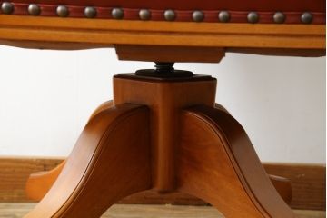 中古　美品　希少モデル　横浜クラシック家具　ダニエル(daniel)　本革(レザー)　クラシカルで高級感漂うデザインが魅力の回転デスクチェア(1P、1人掛け、アームチェア、回転イス)(定価約60万円)(R-075844)